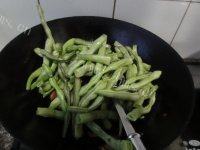 「家有大厨」五花肉炖豆角做法图解4)
