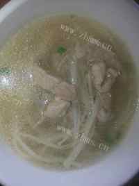美味的金针菇瘦肉汤