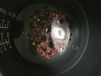 色味俱佳的薏米红豆粥做法图解4)