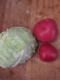 家常菜洋白菜炒西红柿做法图解1)