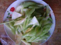 外婆教我做芹菜炒肉做法图解2)