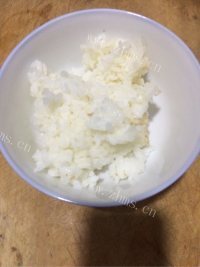 香喷喷的菠萝五彩炒饭做法图解1)