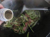 家常菜芹菜炒香菇做法图解8)