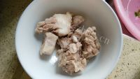 美味的莲藕玉米排骨汤做法图解3)