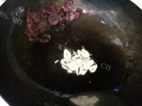 家常菜芹菜炒腊肠做法图解3)