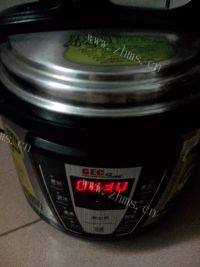 十分养胃的红枣黑米粥做法图解6)