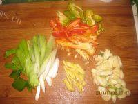 家常菜芹菜胡萝卜炒肉丝做法图解1)
