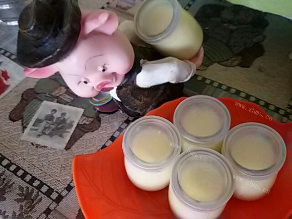 色泽鲜亮的牛奶布丁
