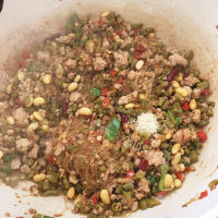 鲜美的酸豆角炒肉末粉丝做法图解8)