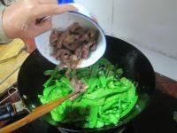 家常菜牛肉炒荷兰豆做法图解7)
