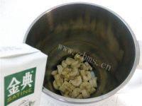 自制香蕉奶昔做法图解3)