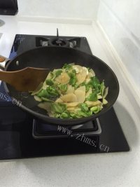 家常菜辣椒炒土豆片做法图解5)