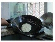美味的金黄鸡蛋摊饼子做法图解4)