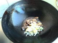 美味的酱牛肉炖豆腐做法图解5)