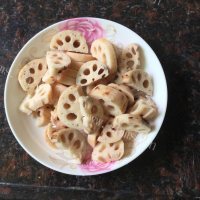 色香味俱全的莲藕排骨汤做法图解4)