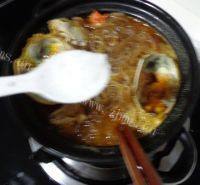 美味的螃蟹粉丝煲做法图解10)