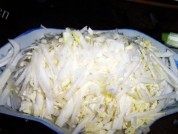 家常菜凉拌白菜丝做法图解7)