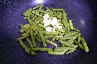 香鲜至极的肉片炒扁豆做法图解6)