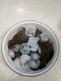 美味的凉拌海蜇蕨根粉做法图解4)