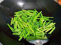 家常菜蒜苔炒肉丝做法图解5)
