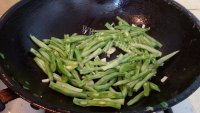 蒜香四季豆炒菜花做法图解4)