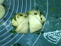 椒盐葱香玫瑰花卷做法图解15)