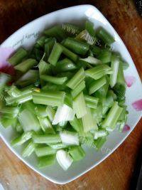 极致的芹菜炒豆干做法图解2)