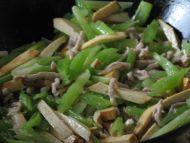 清淡的芹菜香干炒肉丝