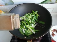 家常菜腊肠炒青蒜做法图解6)