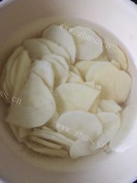 家常菜干煸土豆片做法图解2)