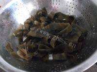 味道香醇的排骨海带汤做法图解5)