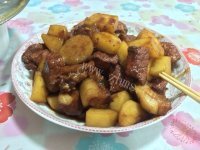 美味的五花肉炖土豆做法图解7)