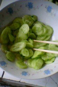 「DIY美食」凉拌黄瓜做法图解7)