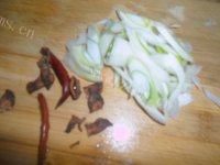 味道不错的西葫芦炒鸡蛋做法图解2)