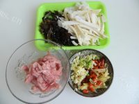 美味的鱼香肉丝盖浇饭做法图解2)