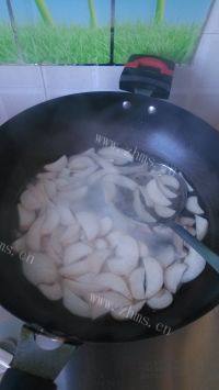 家常菜鸡腿菇炒肉片做法图解3)
