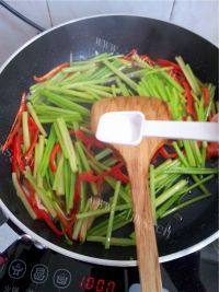 爱上芹菜炒肉丝做法图解10)