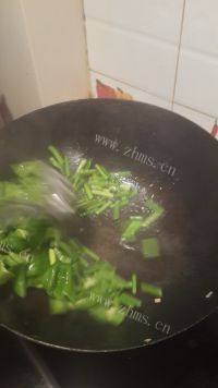 家常菜蒜薹炒鸡蛋做法图解6)