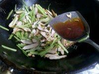 迷人的芹菜炒豆干做法图解9)