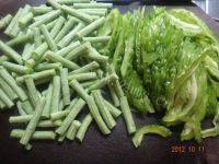 家常菜苦瓜炒豆角做法图解2)