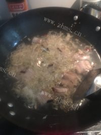 香气浓郁的酸菜排骨做法图解6)