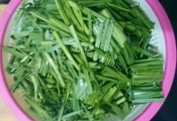 家常菜韭菜炒虾仁做法图解1)