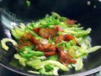 色味俱全的苦瓜炒腊肉做法图解4)