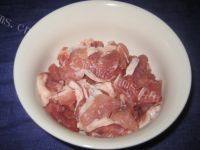 自己做的酸菜猪肉炖粉条做法图解1)