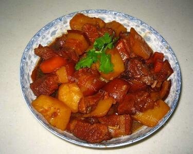 回味无穷的土豆红烧肉