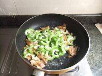 DIY美食-苦瓜炒肉做法图解7)