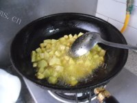 脆嫩可口的肉末土豆丁做法图解4)