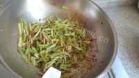 家常菜芹菜炒肉丝做法图解7)