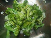 口感极佳的蒜香西兰花做法图解5)