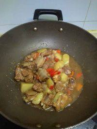 家常土豆烧排骨